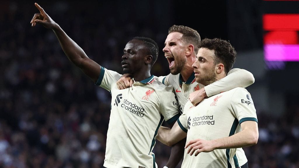 Sadio Mane (vas.) upotti Aston Villan 2-1-voittomaalillaan.