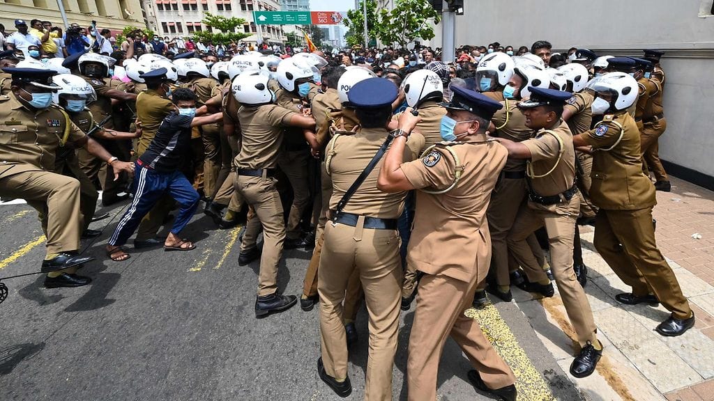 Mielenosoittajat ja poliisi ottivat väkivaltaisesti yhteen 9. toukokuuta.