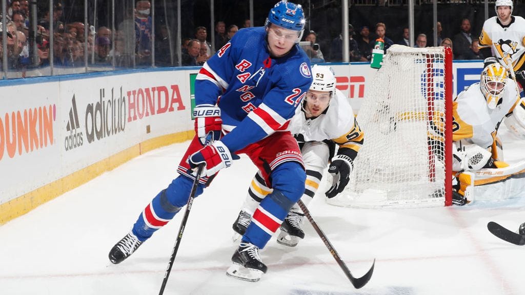 Kaapo Kakko suojaa kiekkoa Pittsburghin Teddy Bluegerilta.