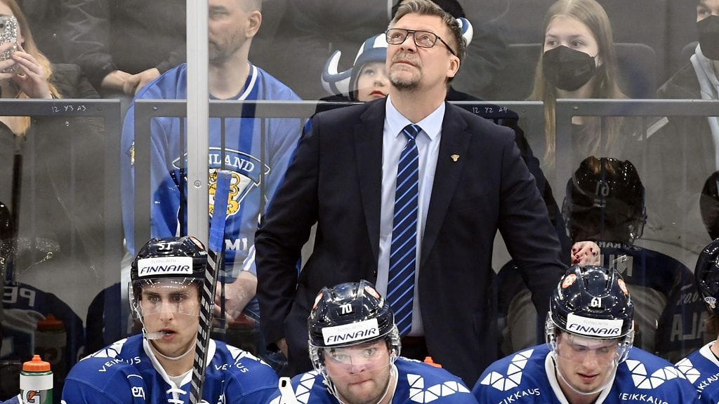 Jukka Jalonen Leijonien penkin takana.