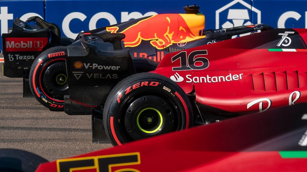 Red Bull ja Ferrari käyvät kovaa taistelua F1-sarjan mestaruudesta.