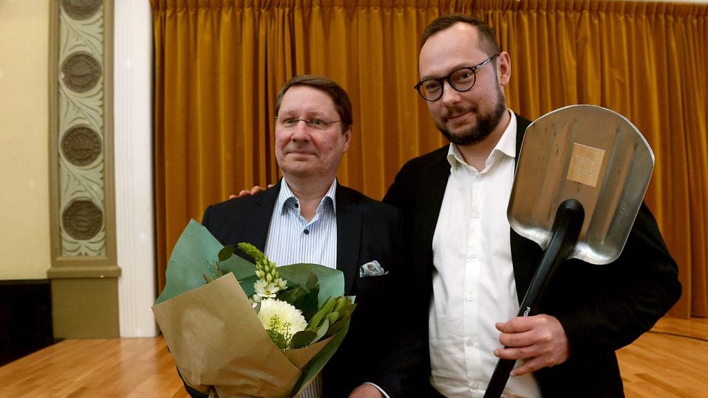 Jääraappa-palkinnon noutaja, Maanmittauslaitoksen innovaatiojohtaja Antti Kosonen (vas.) sekä vuoden 2021 Lumilapio-palkinnon saaja, Helsingin Sanomien toimittaja Paavo Teittinen.