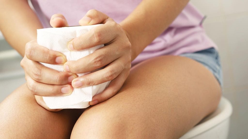 Liiallisesta D-vitamiinin saannista pahimmillaan johtuva hyperkalsemia voi aiheuttaa vatsaoireita ja jatkuvaa pissahätää. Kuvituskuva.