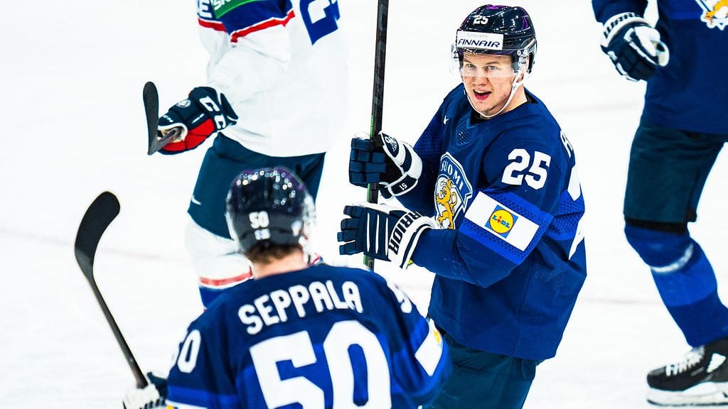 Toni Rajalan hanskoissa on Valtteri Filppulan numero?