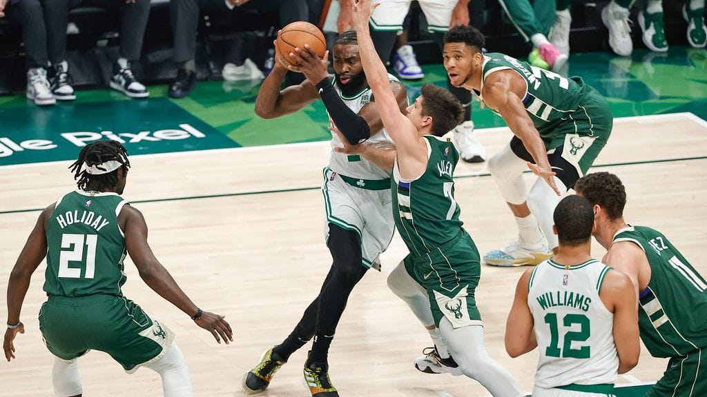 Milwaukee Bucks ja Boston Celtics kohtasivat NBA-pudotuspelisarjan kuudennessa ottelussa Suomen aikaa lauantain vastaisena yönä.