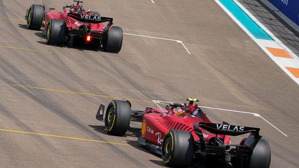 Ferrari johtaa sekä kuljettajien että valmistajien MM-sarjaa, mutta Red Bull on ollut viime kisoissa kärkitalleista nopeampi.