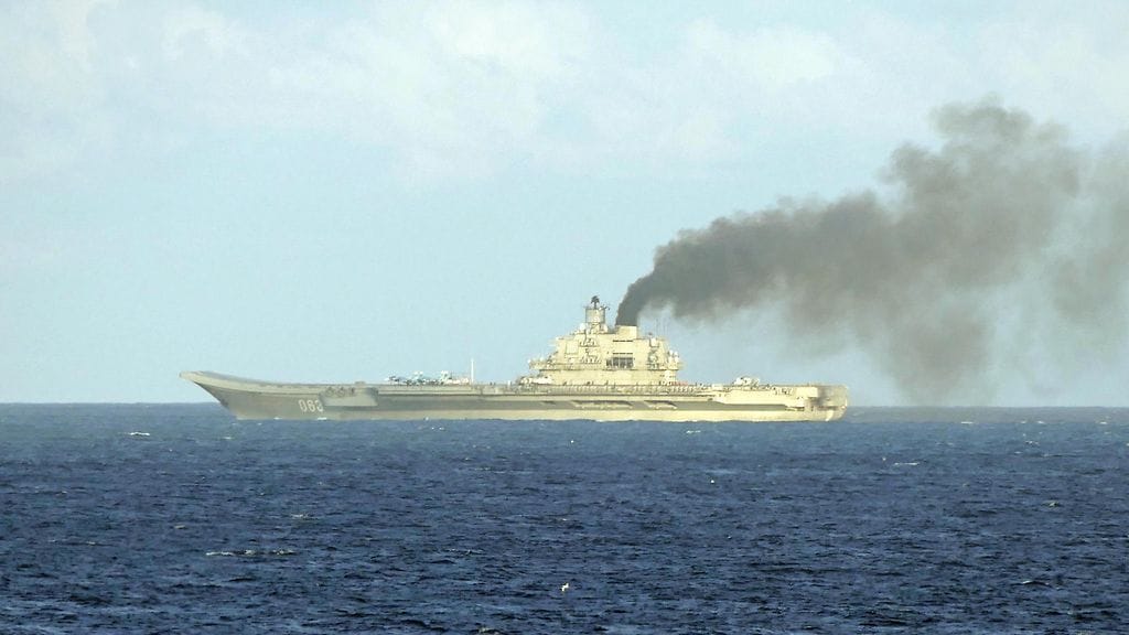 Tämä alus huomataan jo kaukaa. Amiraali Kuznetsov käyttää polttoaineenaan erittäin huonolaatuista raskasta polttoöljyä, masuuttia.