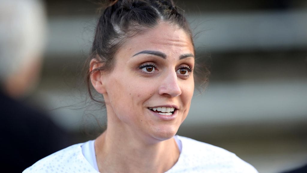 Nooralotta Neziri pinkoi 100 metrin aitojen voittoon.