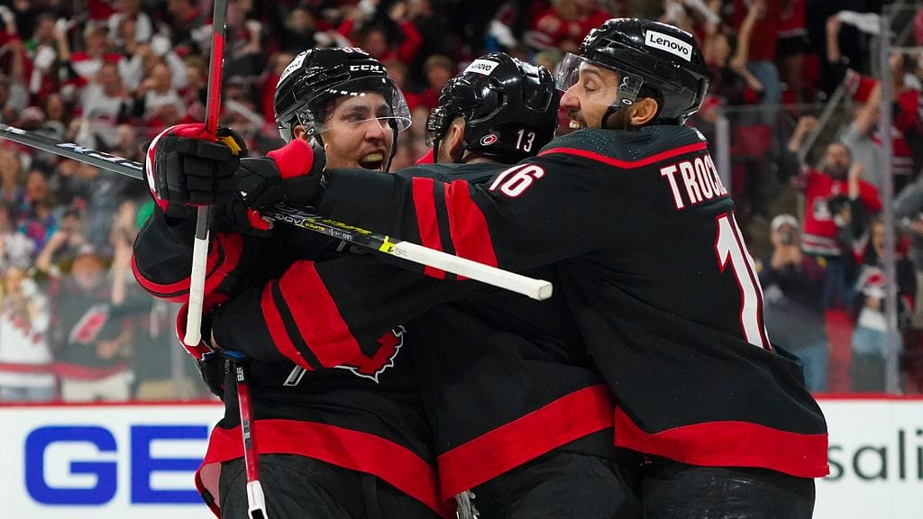 Teuvo Teräväinen (vasemmalla) teki ratkaisevassa seitsemännessä ottelussa tehot 1+1.