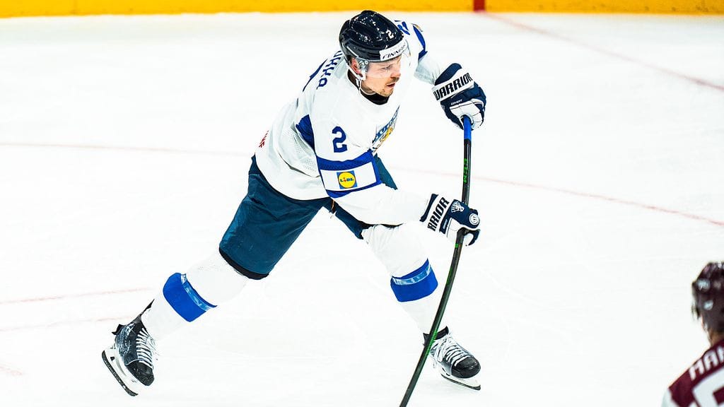 Puolustaja Ville Pokka lähti loppuhetkilläkin Leijonien maalin johtoasemassa Latviaa vastaan nousemaan innokkaasti.