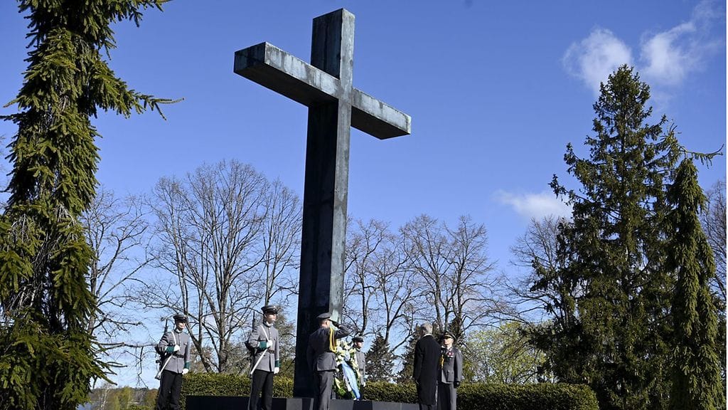 Presidentti Sauli Niinistö laski seppeleen sankariristille kaatuneiden muistopäivänä Hietaniemen sankarihautausmaalla Helsingissä 15. toukokuuta 2022.