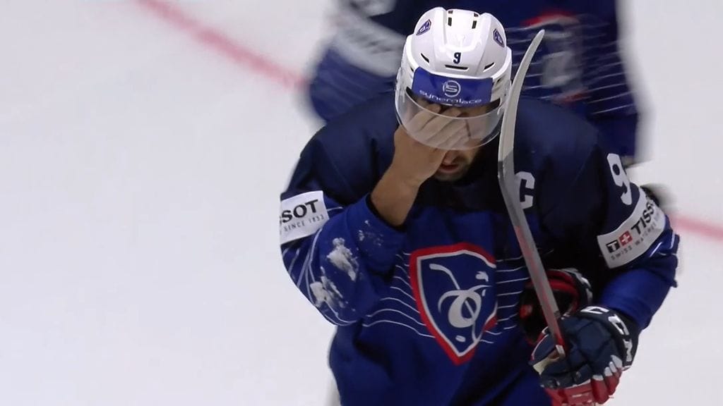 Ranskan Damien Fleury sai kiekon päähänsä ottelussa Kazakstania vastaan.