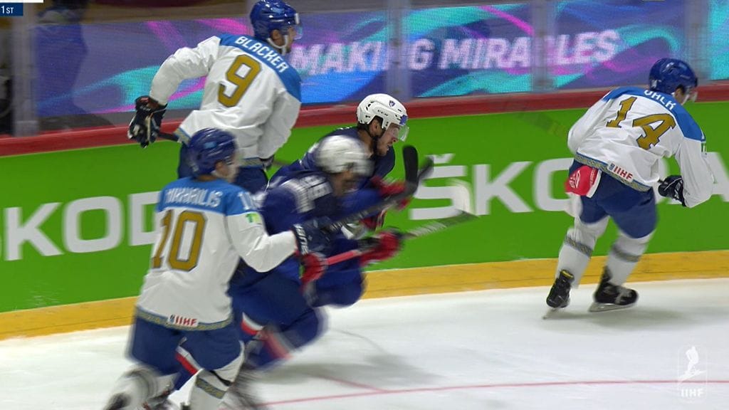 Kazakstanin Curtis Valkilla oli jäänyt pyyhe roikkumaan housuista.