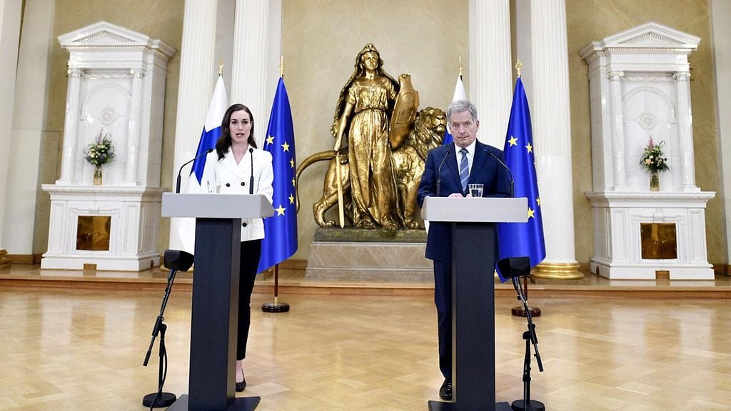 Pääministeri Sanna Marin ja presidentti Sauli Niinistö kertoivat yhteisessä tiedotustilaisuudessa 15. toukokuuta Suomen hakevan Naton jäsenyyttä.
