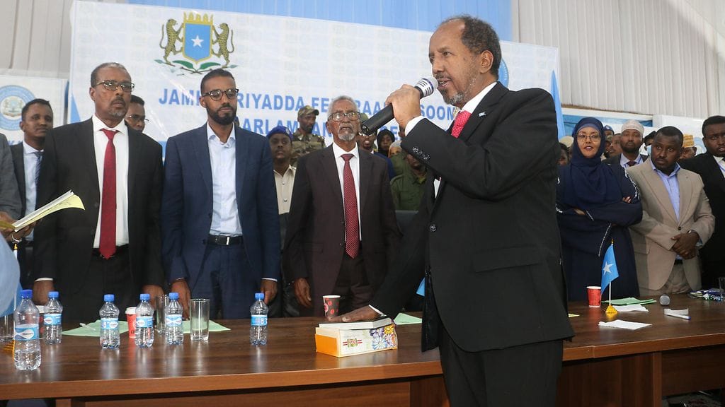 Hassan Sheikh Mohamud vannoi virkavalansa maanantain vastaisena yönä Mogadishussa.