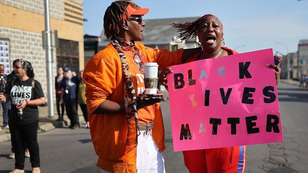Ihmisiä kerääntyi sunnuntaina 15. toukokuuta ammuskelupaikalle Buffalossa.