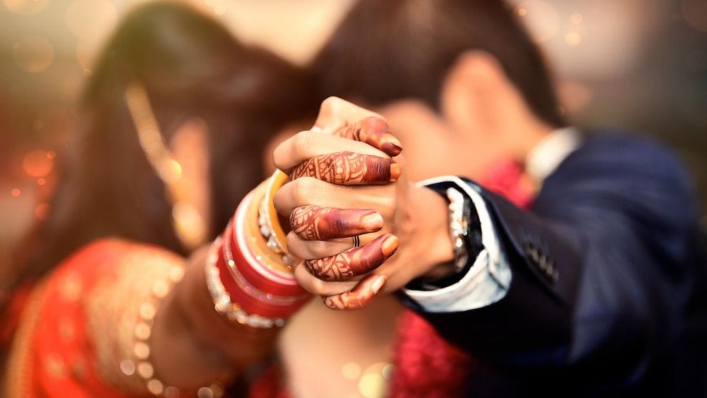 Vanhemmat vaativat pojaltaan takaisin esimerkiksi tämän ylellisiin häihin antamiaan rahoja. Kuvituskuva.