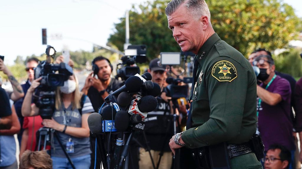 Viranomaiset pitivät tiedotustilaisuuden kirkon edustalla sunnuntaina.