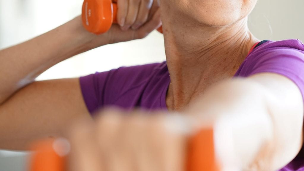 Tutkimuksen mukaan iäkkään fyysisellä kunnolla ja puristusvoimalla on merkitystä. Kuvituskuva.