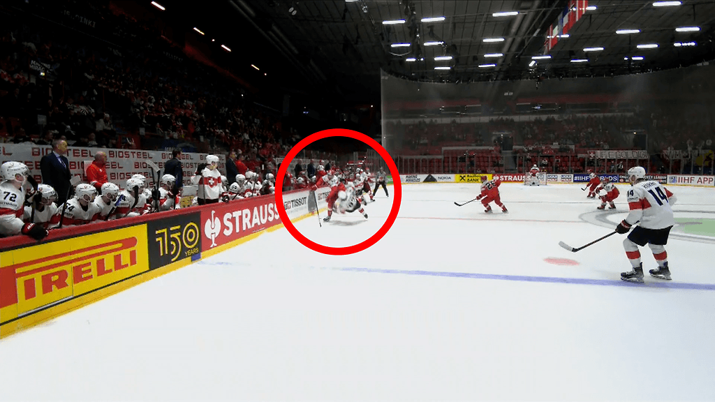 Tanska–Sveitsi-ottelun taklaus.