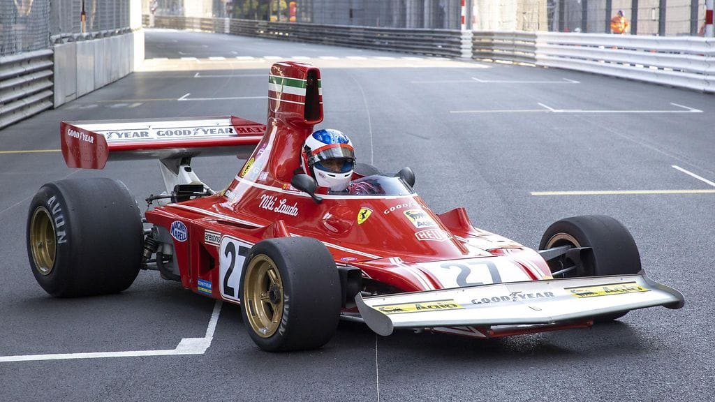 Ferrarin 312B3 Jean Alesin käsittelyssä vuonna 2021 Monacon katuradalla.