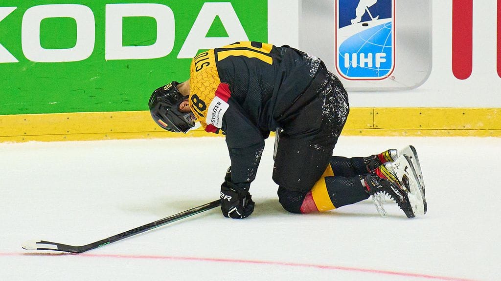 Saksan NHL-tähti Tim Stützle loukkaantui MM-kisojen Ranska-ottelussa.
