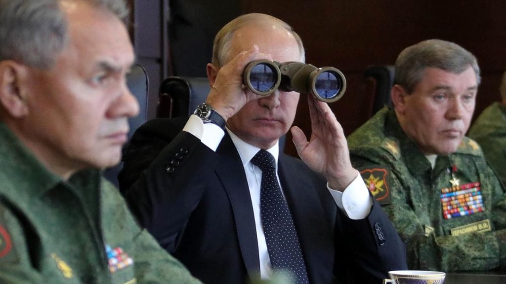 Putin ja venäläisiä kenraaleita.