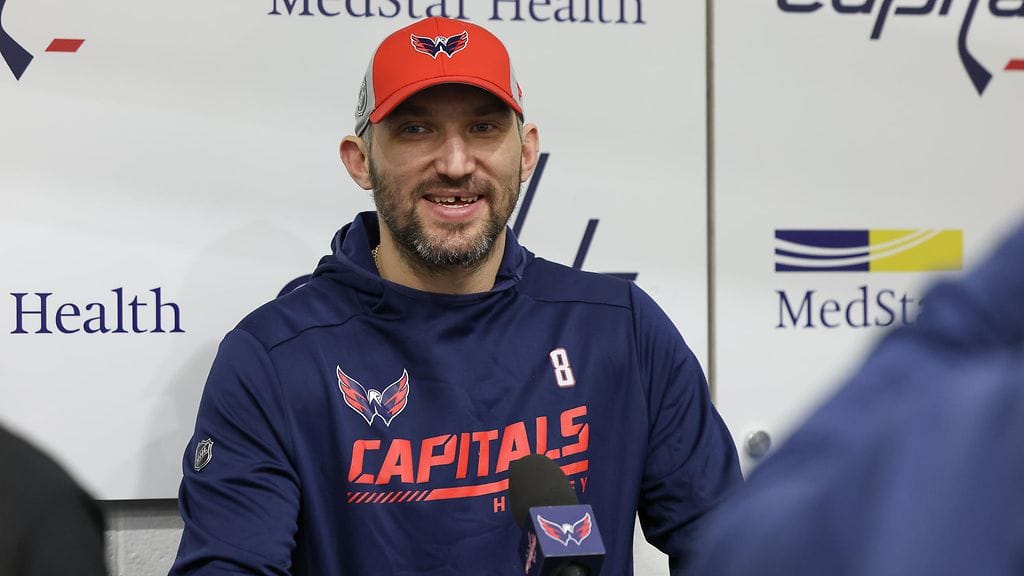 Aleksandr Ovetshkinin kausi päättyi ensimmäiselle pudotuspelikierrokselle. Kuvassa venäläinen kauden viimeisessä mediatilaisuudessa.