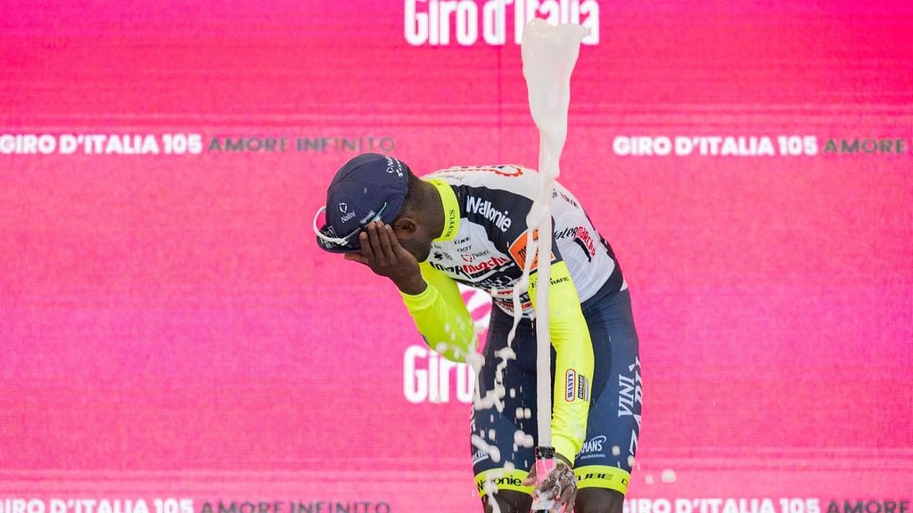 Biniam Girmay sai shampanjapullon korkin silmäänsä.