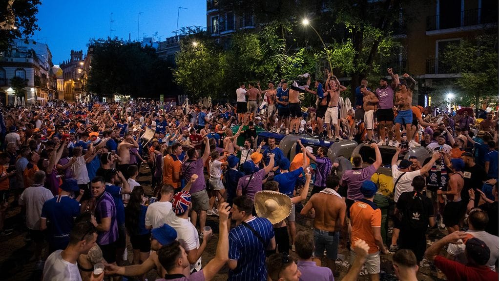 Rangersin kannattajat joutuivat Frankfurtin fanien hyökkäyksen kohteeksi Sevillassa tiistaina.