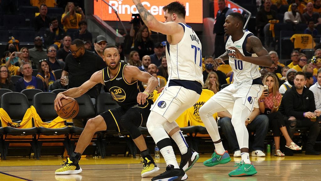 Stephen Curryn (vas.) Golden State Warriors on jälleen matkalla NBA:n finaaleihin.