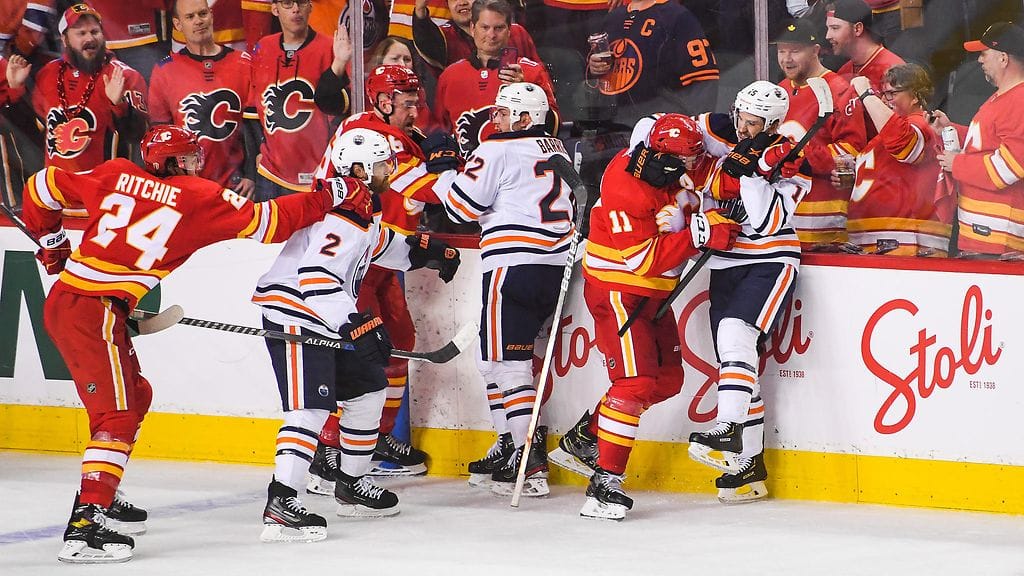 Calgary Flamesin ja Edmonton Oilersin välinen pudotuspelisarja käynnistyi 15 maalin talkoilla.