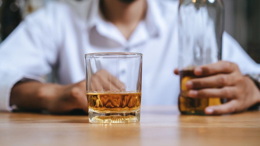 Alkoholihaittojen kehitys on seuraillut yleisesti ottaen kokonaiskulutuksen määrää. Poikkeuksena ovat kuitenkin alkoholista johtuvien maksasairauksien aiheuttamat kuolemat. Kuvituskuva.