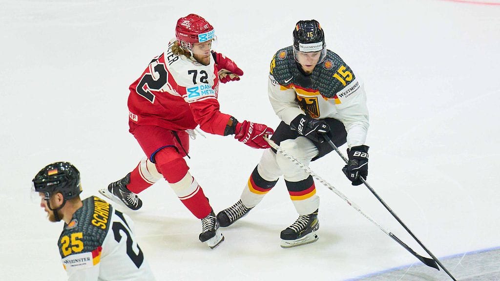 Tanskan Nicolai Meyer (kesk.) jouduttiin taluttamaan pois kaukalosta.