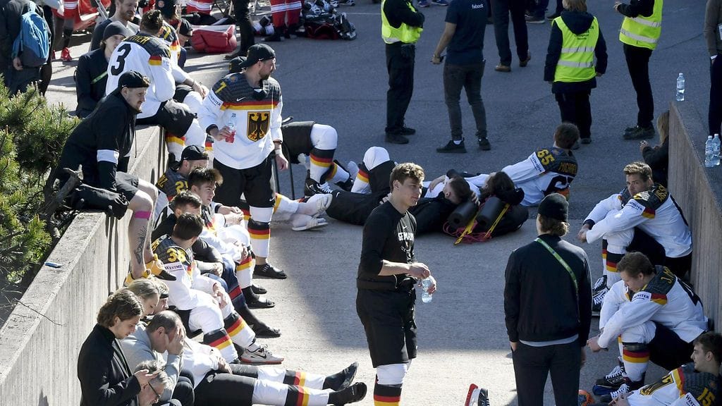 Saksan pelaajat nautiskelivat Helsingin kevätauringosta.