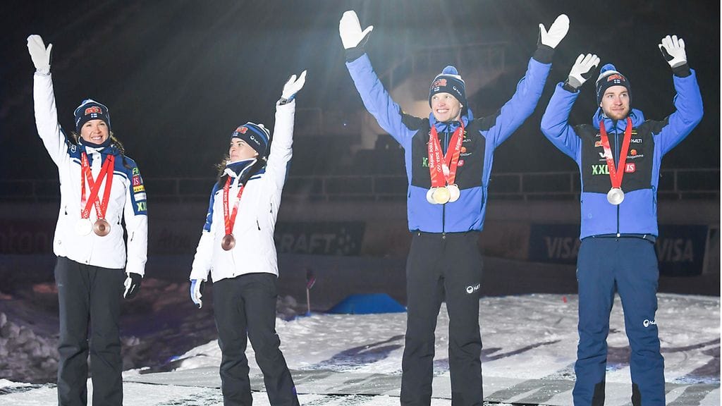 Kerttu Niskanen, Krista Pärmäkoski, Iivo Niskanen ja Joni Mäki juhlistivat olympiamitalejaan Helsingin Olympiastadionilla helmikuussa.