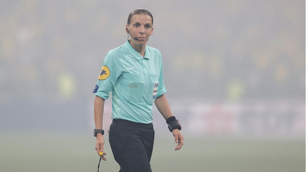 Ranskalaistuomari Stephanie Frappart nähdään Qatarin MM-kilpailuissa.