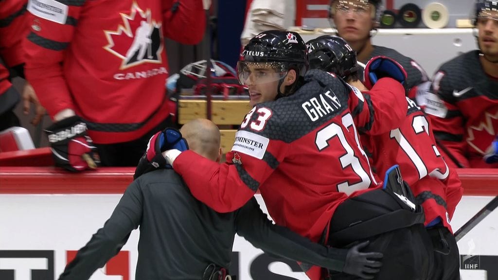 Ryan Graves sai kiekon polveensa kolmannessa erässä.