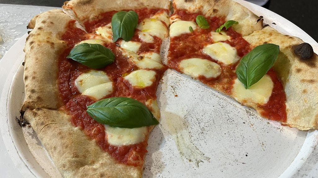 Mozzarella maistuu esimerkiksi pizzajuustona.