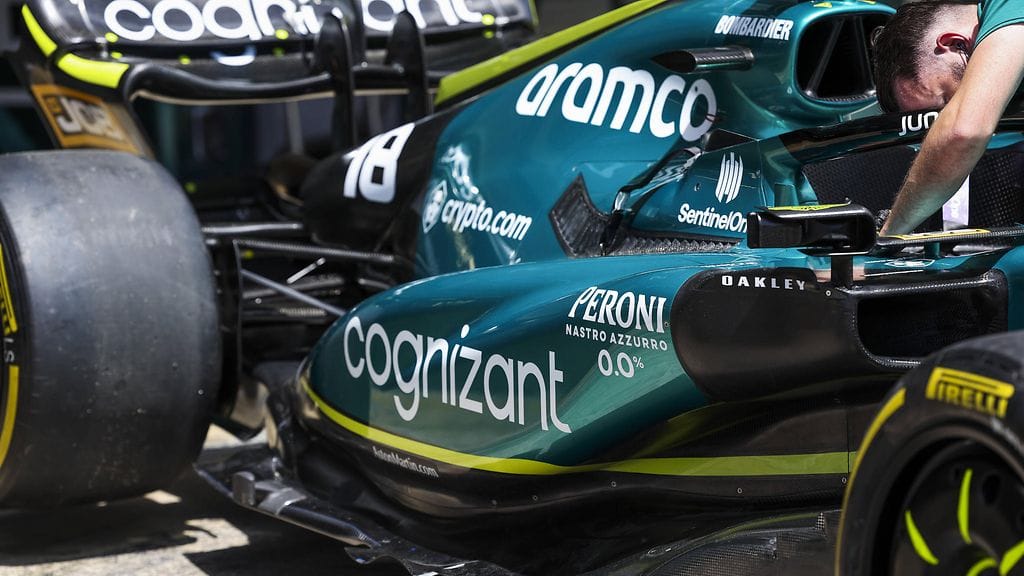 Aston Martinin päivitetty auto keräsi katseita Barcelonan F1-varikolla.