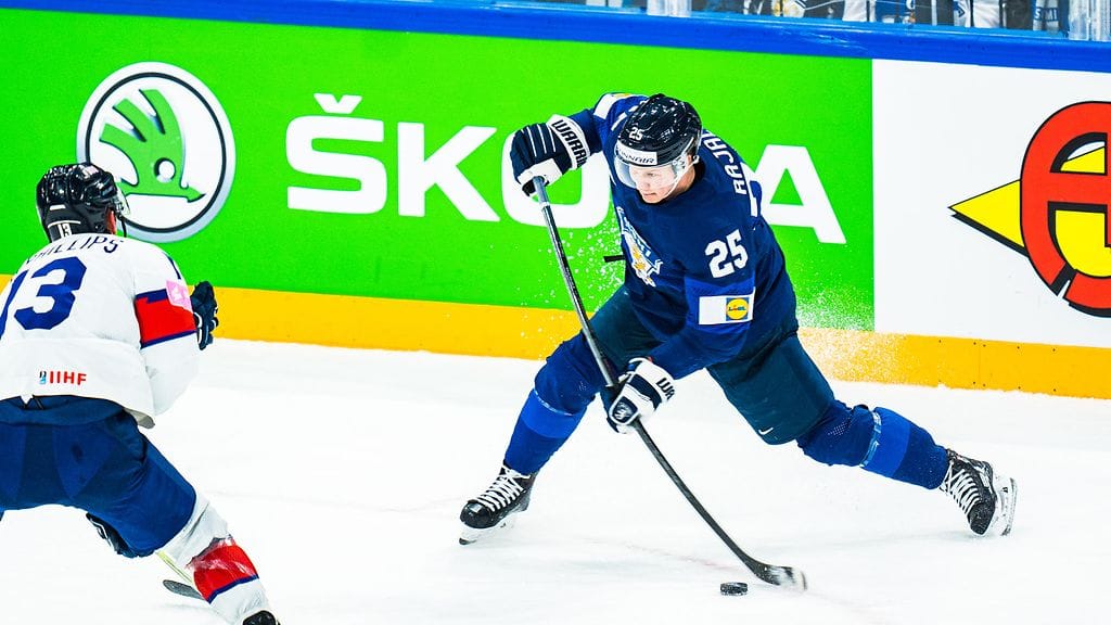 Toni Rajala viimeisteli Leijonien kuudennen maalin.