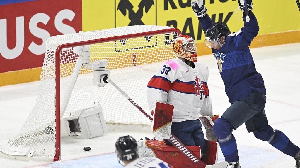 Ison-Britannian maalivahti Ben Bowns joutui antautumaan kuudesti Leijonia vastaan. Osa osumista pomppi brittipelaajista sisään.