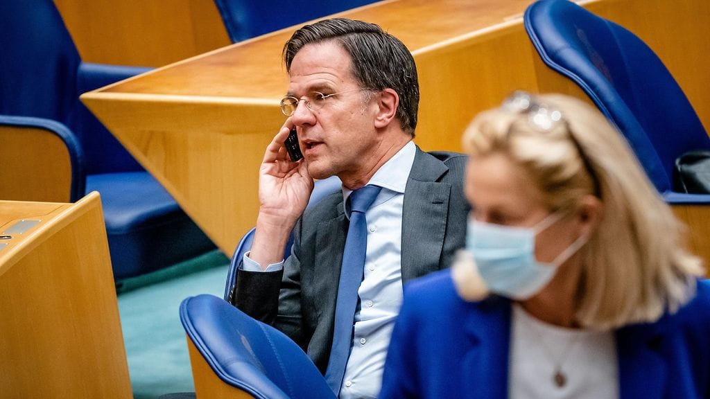 Rutte on tullut tunnetuksi vanhanaikaiseksikin haukuttujen matkapuhelinten suosijana. Käytössään hänellä on ollut Nokian puhelin.
