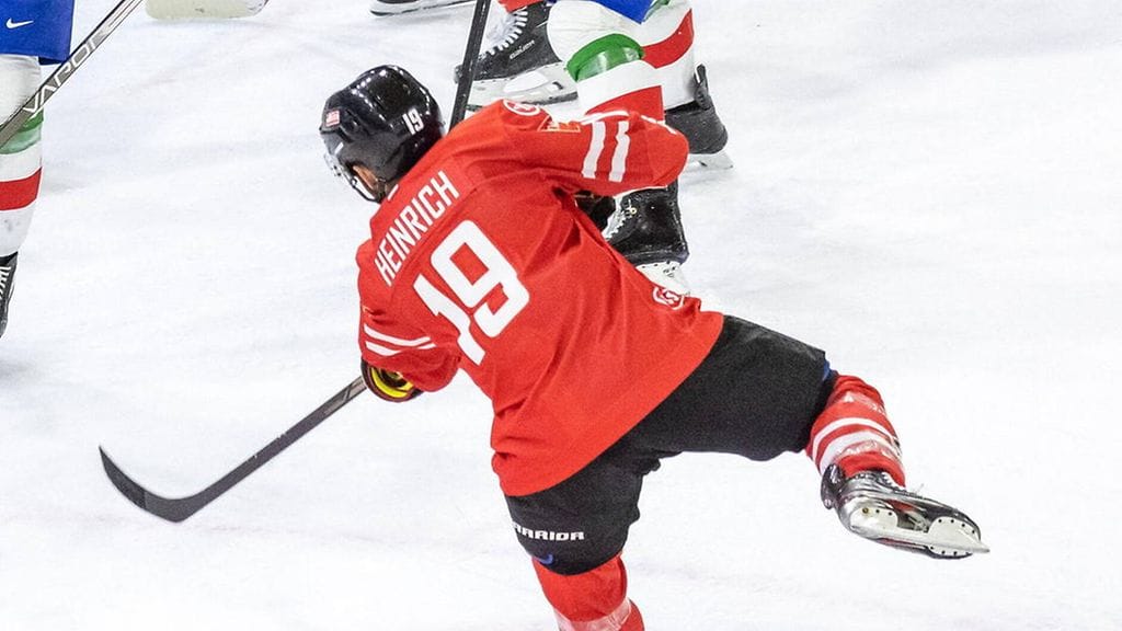 Itävaltalaispuolustaja Dominique Heinrich sai luistimesta päähän.