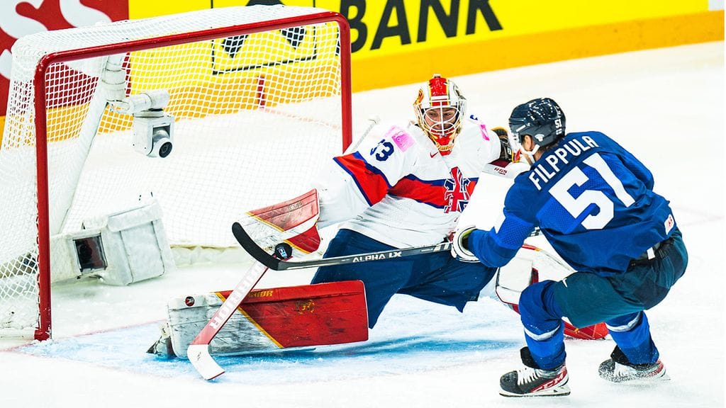 Valtteri Filppula karkasi jo alkuminuuteilla Isoa-Britanniaa vastaan läpiajoon kesytettyään kiekon ilmasta.