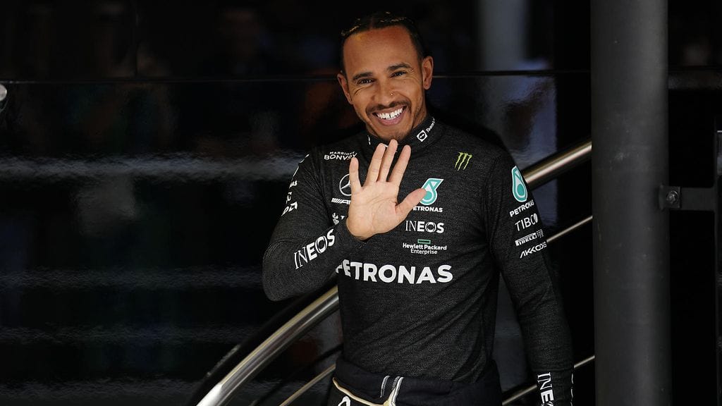 Lewis Hamilton oli yhtä aurinkoa Barcelonan perjantaiharjoituksissa.