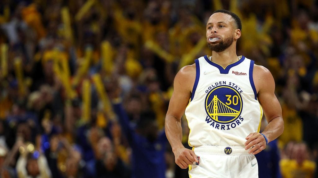 Stephen Curry pussitti 32 pistettä.