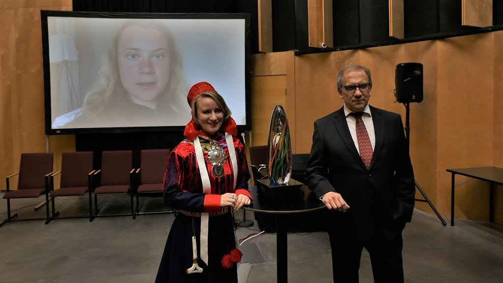 Greta Thunberg lähetti videotervehdyksen palkinnon jakotilaisuuteen. Kuvassa myös Suomen Saamelaisnuoret ry:n puheenjohtaja Petra Laiti ja Niemi Palvelut Oy:n toimitusjohtaja Juha Niemi.