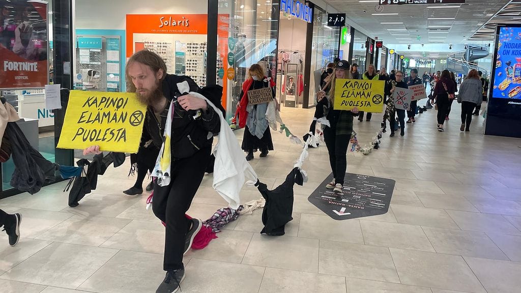 Elokapinan mielenosoittajia Tampereella.