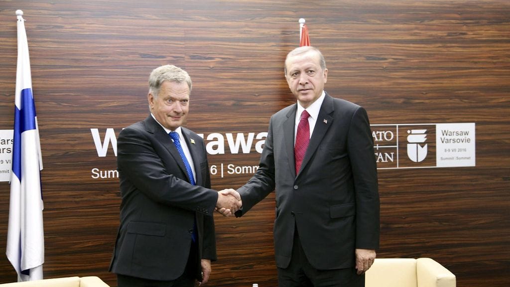 Tasavallan presidentti Sauli Niinistö ja Turkin presidentti Recep Tayyip Erdogan (oik.) tapaavat Naton huippukokouksessa Varsovassa, Puolassa 8. heinäkuuta 2016.